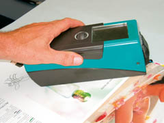 Farbmessung mit Handdensitometer in Druckerei