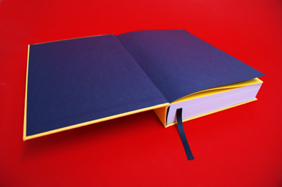 Leinencover Buch Druckerei, farbiges Vorsatzpapier sichtbar Umschlag innen