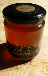 Produktbeispiel eines Gold und schwarz bedruckten Honig-Etiketts